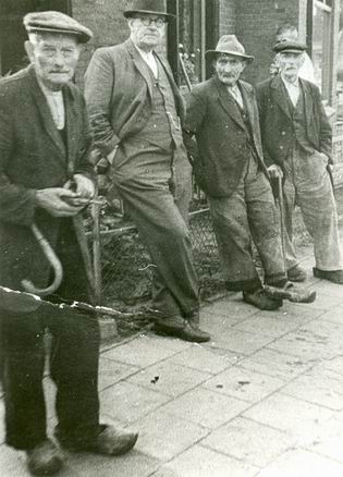 Vier Noordhorner hang-ouderen, meer dan 50 jaar geleden...