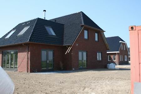 resize-of-marco-kooi-17042009 Marco Kooi en zijn gezin wonen al een maandje op 22 aan de Meidoornstraat. Prachtig huis, erom heen is er danig opgeruimd, de tuin vraagt om groene vingers....