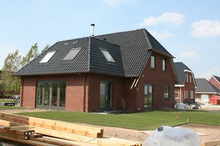 De familie Kooi (22) zit rondom in het groen. NIet alleen de weilanden er tegenover, ook de eigen tuin heeft een kant-en-klare graslaag gekregen. Nu maar wachten op de regen... 