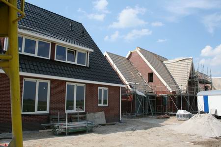 Glas in en dakpannen op de Kooiwoningen (2 t/m 16), bewoonbaarheid nadert...