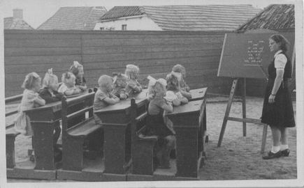 Een van de gescande kleuterschoolbeelden van Gretha Beukema, een bijzondere foto! 