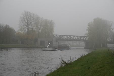 resize-of-spoorbrug-in-de-mist-2-04112008 SWET4 betreft ook de vervanging van de spoorbrug, ook al komt dat in de publiciteit onvoldoende tot zijn recht