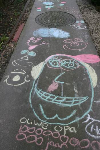 Versierd Arendspad aan de Rijksstraatweg. Of is het creativiteit van de Kooi(klein)kinderen?