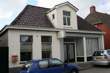 Het opgeknapte pand waarin een winkel in curiosa wordt gevestigd 