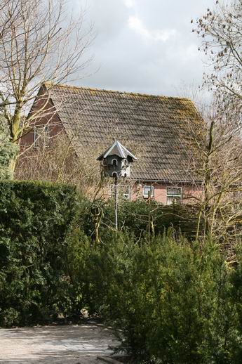 Torenpad met zicht op tuin en duiventil van Mebius