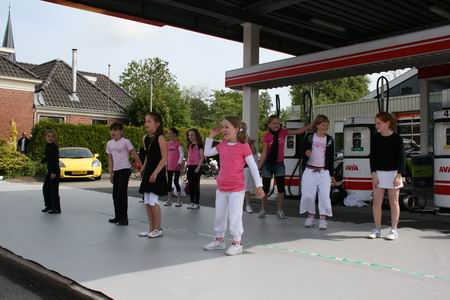 Enkele groepen van de NGC (Noordhorner Gym Club) gaven een zeer geslaagde demonstratie van STREETDANCE bij garage Pijpker 