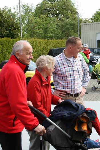 Grootouders en vader kijken naar danslustige dochter Evelien!