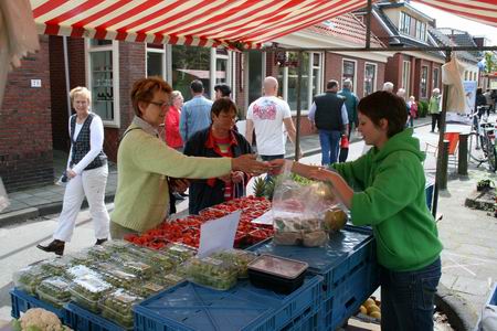 Handel op de Noordhorner braderie, ondanks de crisishand-op-de-knip... 