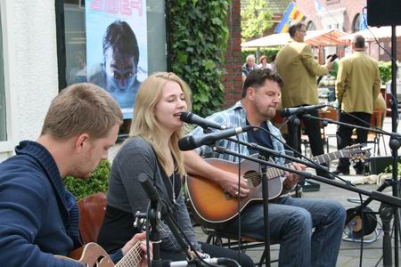 Een SWET-promoteam vroeg aandacht voor het theater (SWET4) in het Pinksterweekeinde, dat lukte de zangers Vera Sutman en Gert Sennema uitstekend! 