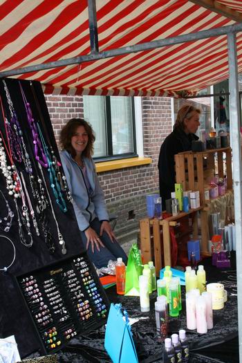 Beaty-artikelen en een gulle lach, braderie op zijn best!