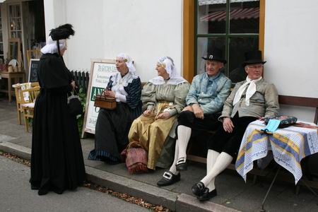 Fraaie beter-stand-kleding van vroeger, geshowd bij De Gouden Leeuw