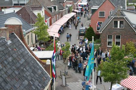 Sfeer in de van diverse activiteiten gonzende Langestraat