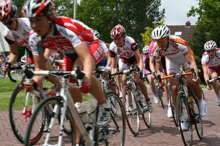 Felle strijd in de Middag-Humsterlandomloop, waarin fietsende vrouwen als (vergeef me de uitdrukking...) echte kerels de pedalen rondmaalden... Klasse! 