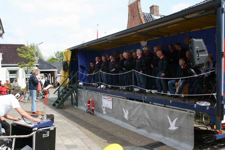 Oog en oor voor shantykoor Allemanseindje in de prachtige podiumwagen, bezielend geleid door dirigent Joukje Grijpma!