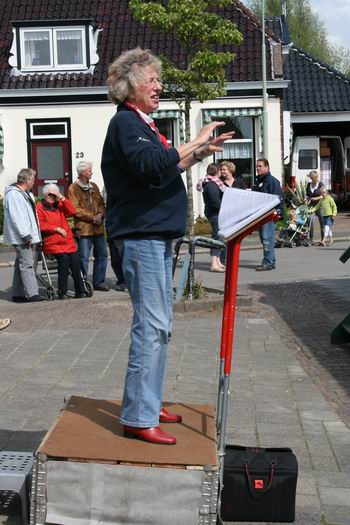 Muzikale Joukje heeft haar shantykoor goed in de hand! 
