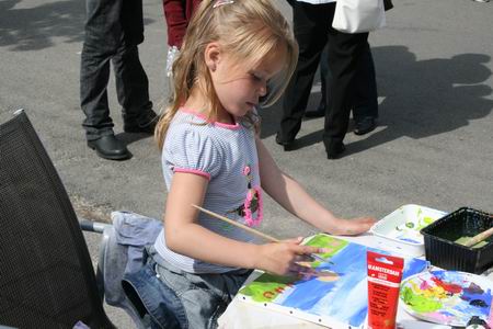Vele doemogelijkheden voor kinderen, zoals hier vaardig omgaan met penseel en verf! Kinderkunst van groot formaat! 