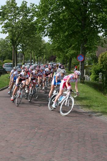Het vrouwenpeloton op weg naar de finish in Aduard 