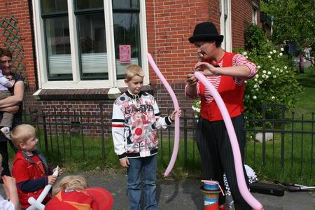 De kundige ballonnenclown houdt jong en oud in haar ban