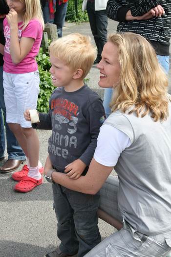 IJs is lekker, maar gelijktijdig kijken naar de ballonnenclown een hele kunst! 