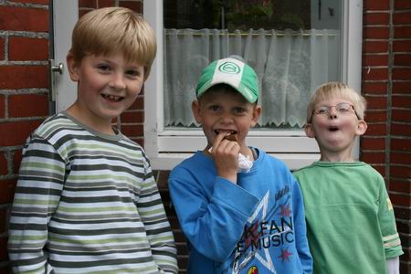 Resize of 20090516_9999_105 jonge kijkers kijken op hun eigen manier.... naar de fotograaf!