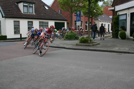 Vanuit de Nieuwstraat langgerekt de Langestraat in, het peloton zet de tanden nog eens op elkaar!