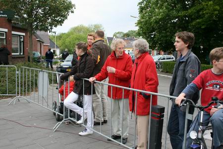 Resize of 20090516_9999_113 Meelevende en meepratende toeschouwers aan de noordkant van de Langestraat, supporters van jong tot ouder...