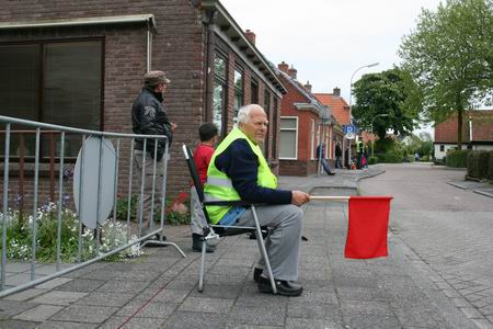 En baancommissaris Koos houdt het koppie erbij, en de vlag neerwaarts! Tot de volgende rijdsters zich melden vanuit de Moeshorn...