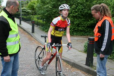 Pijn geleden werd er ook, nadat bij een valpartij in de Langestraat enkele rijdsters onderuit gingen, schaafwonden opliepen, en materiaalpech!