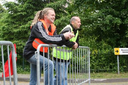 Resize of 20090516_9999_135 Ook verkeersregelaars bij de bocht Oosterweg-Kastanjestraat weten het koersverloop te waarderen!