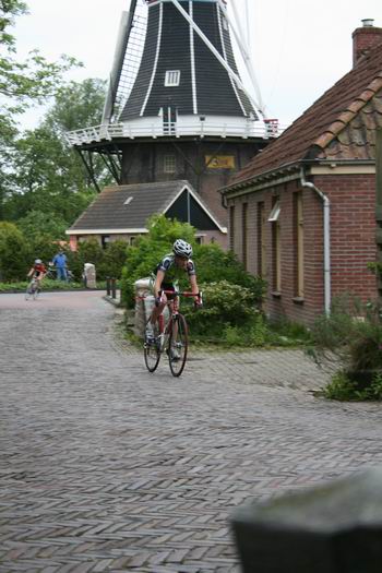 Een van de smaakmaaksters bij de nieuwelingen-meisjes, Helena van Leijen, uit Wageningen. De frêle rijdster reed een lange solo, maar werd enkele ronden voor het einde ingelopen. 