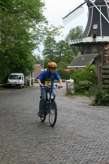 Een van de wielertalenten, bezig aan de Dikke Banden Race, een tijdrit over 1200 meter 