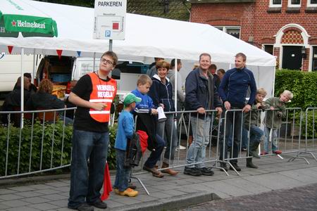 Resize of 20090516_9999_328 Middenin de Langestraat bij het Palunoplein met Dorpsbelangentent: genieters van diverse pluimage...