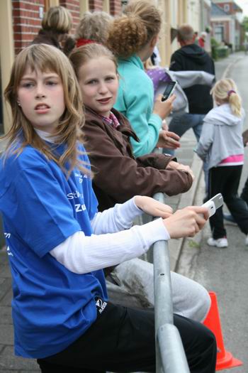 Resize of 20090516_9999_358 Iris Achterhof, winnares van de Dikke Banden Race bij de meisjes, in blauwe Bergmanshirt, ooit zelf actief als nieuweling? Junior? Elite vrouw?