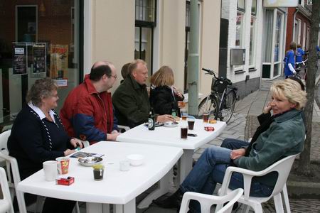 Resize of 20090516_9999_36 Een van de gezelligste parcoursplekken, het terras van Tienekes café Welgelegen aan de Langestraat!