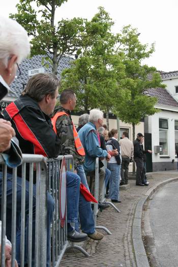 Resize of 20090516_9999_395 Komen ze? Alle gezichten verwachtingsvol richting rijdsters...