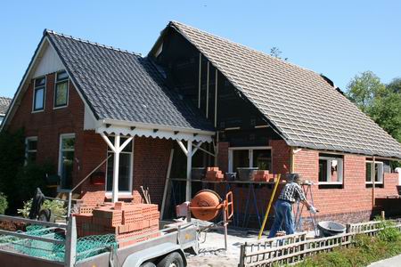 Oosterweg 5, het pand van de familie Bood dat fors wordt uitgebreid. Inmiddels is ook een groot deel van de dakpannen gelegd, met vereende krachten! 