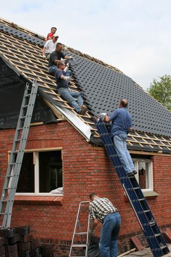 Drie dagen later, 16 mei, samen sta, of zit, of lig je sterker - dakpannen op Oosterweg 5  