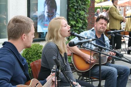 Promotie van SWET4 tijdens de Noordhorner braderie op 9 mei jongstleden met het eigenzinnige Groninger geluid van Gert Sennema en de prachtige, krachtige stem van Vera Sutman! 