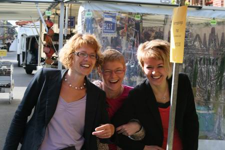 Een lach mag, Grietien en haar collega's in een bovenstebeste braderiebui! 