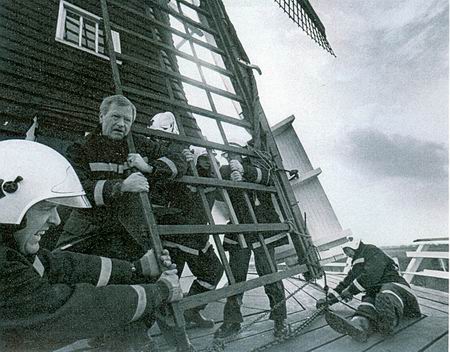 Noodweer in 1990, de brandweer houdt molen De Fortuin in bedwang