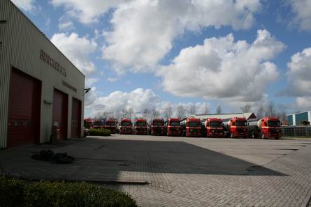 resize-of-burgler-transport-3-29032009 Transportbedrijf Burgler aan de Industrieweg. Helemaal rechts het strookje gras, waarvan de foto werd gemaakt.
