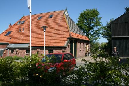 Huize Achterhof met bijgebouw, fotogeniek.... Vroeger het terrein van agrariërs als Vennema en Helmus, later meubelmaker Keizer, nu dus makelaardij Koomans&Achterhof 