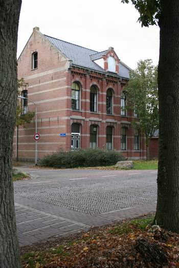 Het vroegere kantongerechtsgebouw aan De Gast, waarbij in 1943 de aanslag op Derk Klavers werd uitgevoerd 