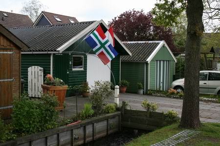 Prachtig, die Groninger vlag tussen de driekleuren.... Het geeft een extra accent aan Bevrijdingsdag, dag van vrijheid en identiteit!