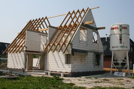 Het nieuwe huis van de familie Heeres aan de Meidoornstraat 24, waar de grote bouwkraan is verdwenen 