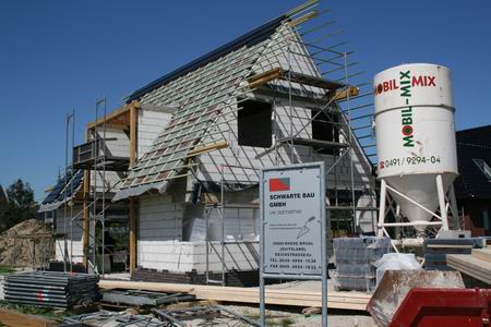 De bouw van het Heereshuis (Meidoornstraat 24) vordert zienderogen, op zijn Duits door Schwarte Bau 