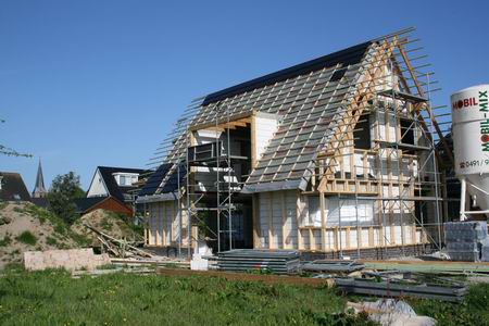 De familie Heeres krijgt een bijzonder huis aan het zuideinde van de Meidoornstraat. Inhoud heeft het bouwsel inmiddels, maar langzamerhand wordt ook het uiterlijk herkenbaar. 