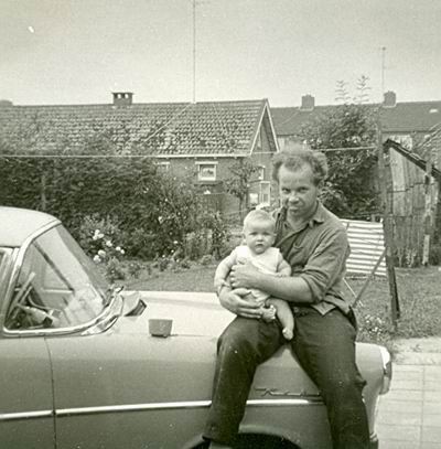 Een oude foto met een jongere Henk Geertsema, trots met zijn (oudste) zoontje Egbert op de kap van de auto... De foto is extra interessant doordat op de achtergrond nog iets van Het Buurtje is te zien, een doodlopend straatje tussen Noorderweg en Verl.Oosterweg. Verder naar achteren de nieuwe huizenrij aan de Verl.Oosterweg. 