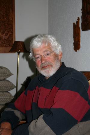 Resize of Jan de Haan mei 2009 Jan Thijs de Haan, genietend, buiten van de tuin, binnen van Bach...