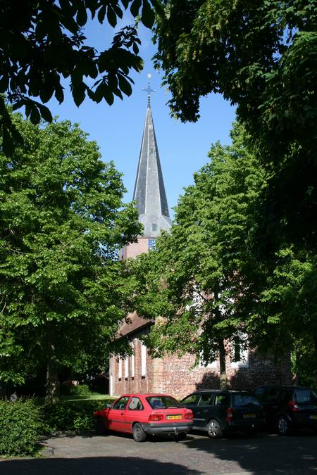 Resize of Kerk + toren 20020052009 Hervormde Kerk + toren, gekiekt vanuit de Kastanjestraat. Ook hier licht en schaduw als speelse elementen.